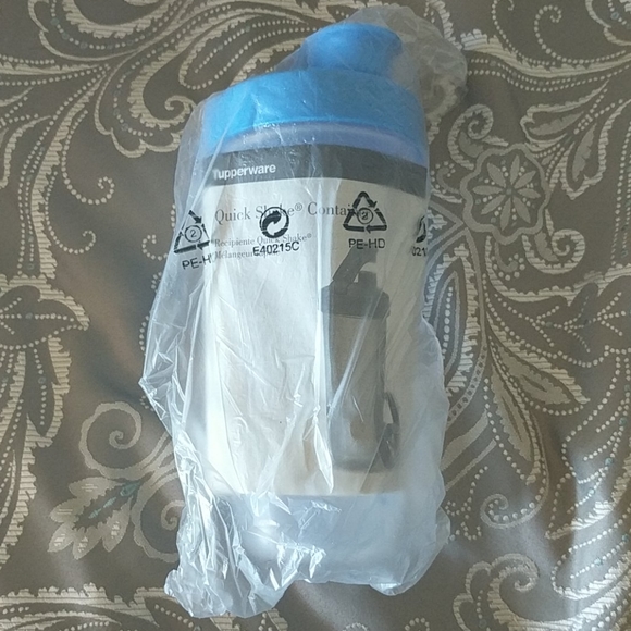 Tupperware taffy water  blue Quick Shake container - Picture 9 of 9